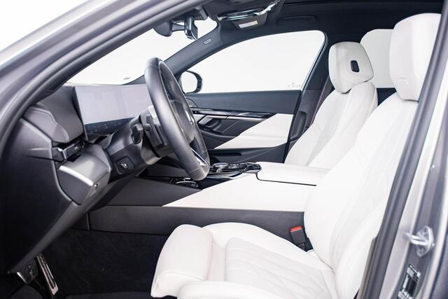 BMW i5 Touring xDrive40 84 kWh M Sport Pro - Trekhaak - Panoramdak - Driving Assistant Professional - Head up - Harman Kardon - stoelventilatie - stoelverwarming voor/achter - Iconic Glow - Comfort Access -