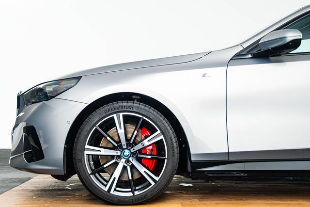 BMW i5 Touring xDrive40 84 kWh M Sport Pro - Trekhaak - Panoramdak - Driving Assistant Professional - Head up - Harman Kardon - stoelventilatie - stoelverwarming voor/achter - Iconic Glow - Comfort Access -