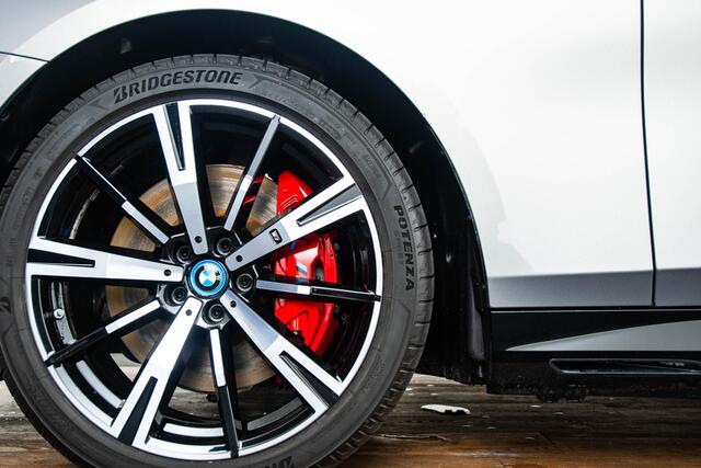 BMW i5 Touring xDrive40 84 kWh M Sport Pro - Trekhaak - Panoramdak - Driving Assistant Professional - Head up - Harman Kardon - stoelventilatie - stoelverwarming voor/achter - Iconic Glow - Comfort Access -