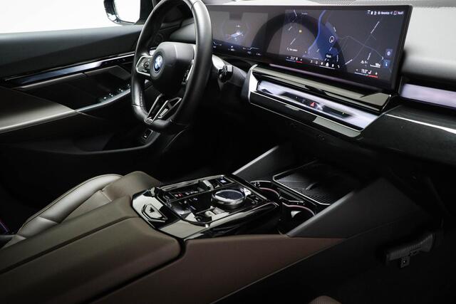 BMW i5 Touring eDrive40 84 kWh | COMFORT / DRIVING ASSISTANCE PROFOSSIONAL / INNOVATION / M SPORT PRO- PACK | STOELVENTILATIE | HOUTAFWERKING | 360 CAMERA | 20"