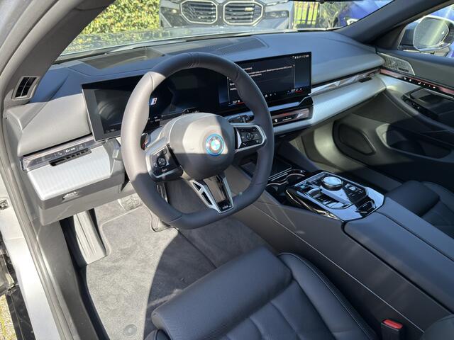 BMW i5 Touring eDrive40 | M-Sport Pro | 21'' | Panorama. | Comfortstoel. + vent. | B&W | Trekhaak | Park. Plus | Head-Up | Driv. Plus | Stuur + stoelverw.