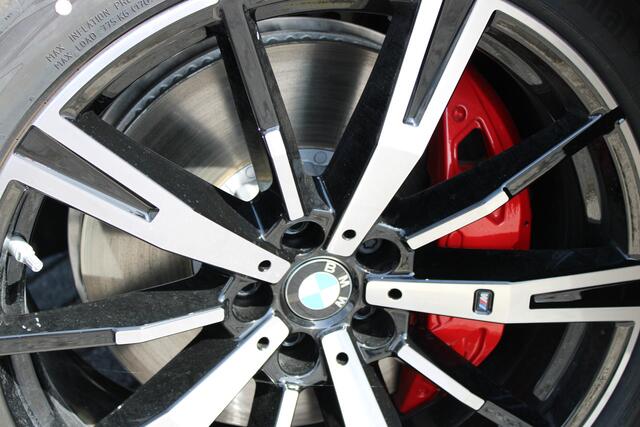 BMW i5 xDrive40 M Sport / Trekhaak / Adaptief onderstel professional / Comfortstoelen / Comfort Access / Parking Assistant Plus / Stuurverwarming