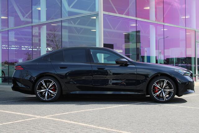 BMW i5 xDrive40 M Sport / Trekhaak / Adaptief onderstel professional / Comfortstoelen / Comfort Access / Parking Assistant Plus / Stuurverwarming