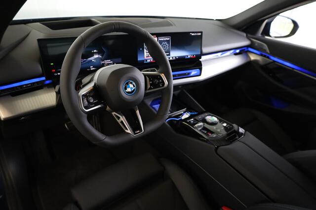 BMW i5 eDrive40 M Sport Edition | M Sportpakket Pro | Premium Pack | Travel Pack | Comfort Pack | Trekhaak | Showroom Selection