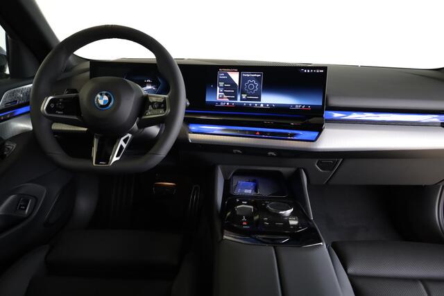 BMW i5 eDrive40 M Sport Edition | M Sportpakket Pro | Premium Pack | Travel Pack | Comfort Pack | Trekhaak | Showroom Selection