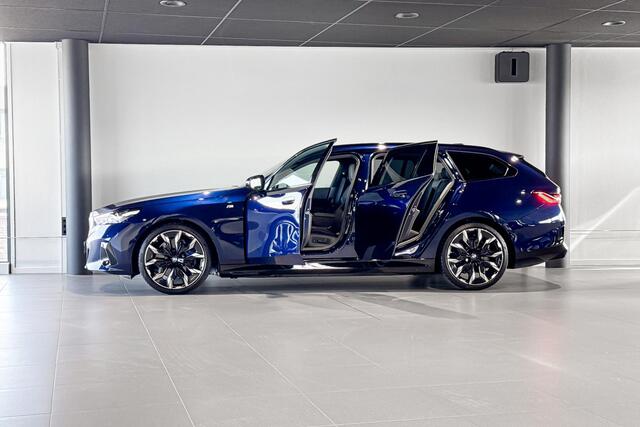 BMW i5 Touring xDrive40 | M Sport | Glazen Panoramadak | Bowers & Wilkins | Iconic Glow | Trekhaak |