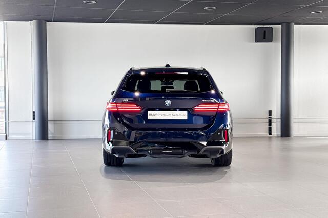BMW i5 Touring xDrive40 | M Sport | Glazen Panoramadak | Bowers & Wilkins | Iconic Glow | Trekhaak |