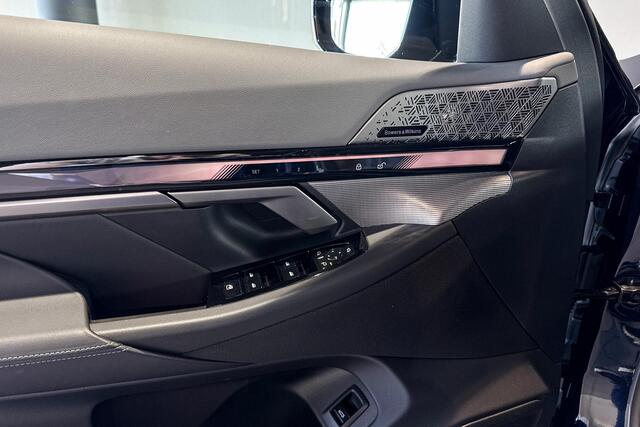 BMW i5 Touring xDrive40 | M Sport | Glazen Panoramadak | Bowers & Wilkins | Iconic Glow | Trekhaak |