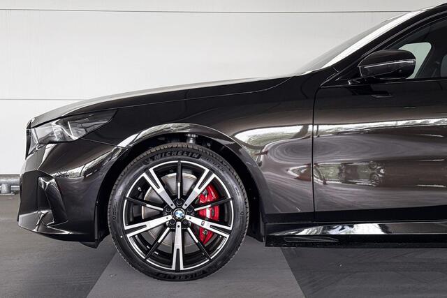 BMW i5 Touring xDrive40 84 kWh | M Sportpakket Pro | Innovation Pack | Travel Pack | Comfort Pack | Huisselectie