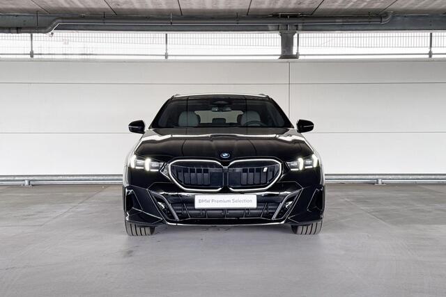 BMW i5 Touring xDrive40 84 kWh | M Sportpakket Pro | Innovation Pack | Travel Pack | Comfort Pack | Huisselectie