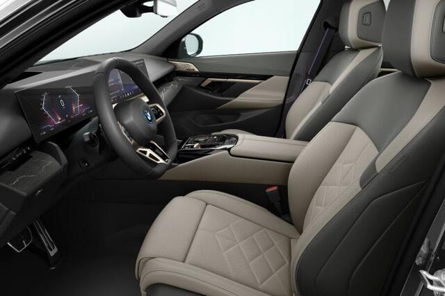 BMW i5 eDrive40 M Sport Pro 20 Inch / Stuur & Stoelverwarming voor + achter / Stoelventilatie / Adaptief onderstel prof / Automatische achterklep / Comfort Acces / Electrische Zwenkhaak / Ionic glow exterieur pakket / Driving Assistant / Parking Plus / Bowers & 