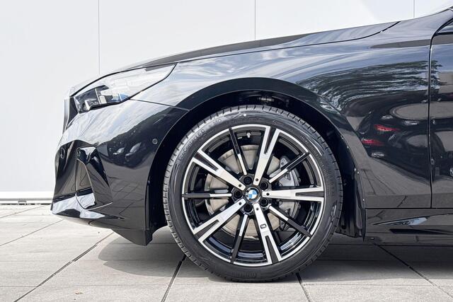 BMW i5 Touring eDrive40 M Sport Edition Panoramadak | Travel Pack | Adaptieve LED | 20 '' | Harman Kardon | Comfort Stoelen | Huisselectie