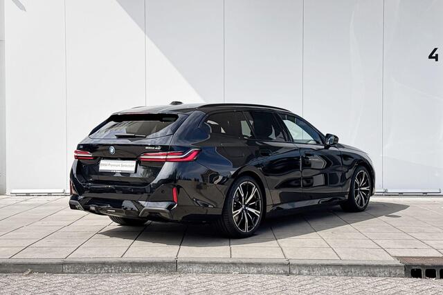 BMW i5 Touring eDrive40 M Sport Edition Panoramadak | Travel Pack | Adaptieve LED | 20 '' | Harman Kardon | Comfort Stoelen | Huisselectie