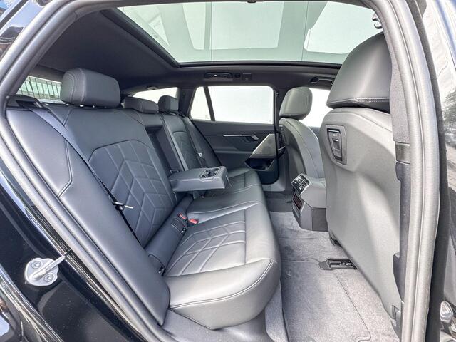 BMW i5 Touring eDrive40 M Sport Edition Panoramadak | Travel Pack | Adaptieve LED | 20 '' | Harman Kardon | Comfort Stoelen | Huisselectie