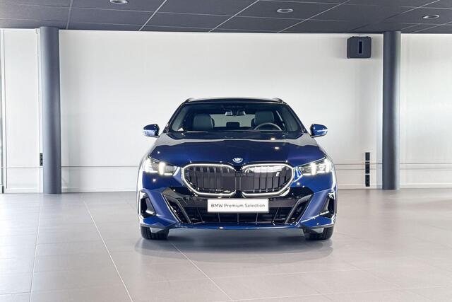 BMW i5 Touring eDrive40 M Sport Edition | M Sport Pro | Glazen Panoramadak | Harman Kardon | Stoelventilatie | Trekhaak |