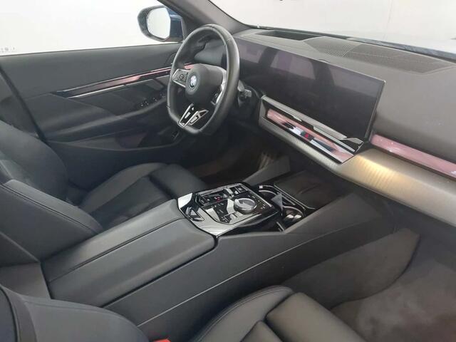 BMW i5 Touring eDrive40 84 kWh | M-Sport | 20" | CoPilot | Harman Kardon | Trekhaak | Stoelventilatie