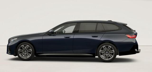 BMW i5 Touring eDrive40 M Sport Edition 84 kWh Trekhaak - B&W - Driving/Parking Assistant Professional - Head up - Stuurwielrandverwarming - Getinte Ruiten - Stoelventilatie - Stoelverwarming voor/achter -