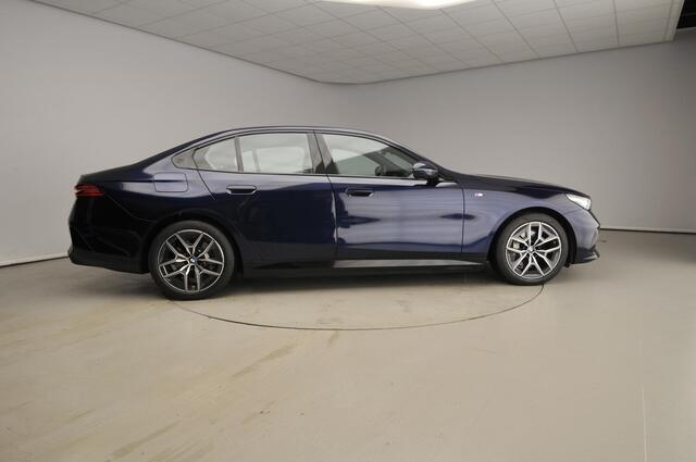 BMW i5 xDrive40 | M-Sportpakket | LED | Navigatie | Sportstoelen | Elektr. zetels | Stoelverwarming | DAB | Harman-kardon sound | Alu 19 inch