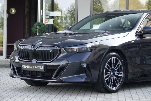 BMW i5 eDrive40 84 kWh | M Sport Pro | BTW | Leder | Black Pack | Iconic Glow Grile |