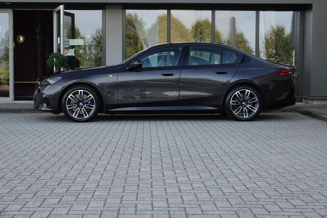 BMW i5 eDrive40 84 kWh | M Sport Pro | BTW | Leder | Black Pack | Iconic Glow Grile |