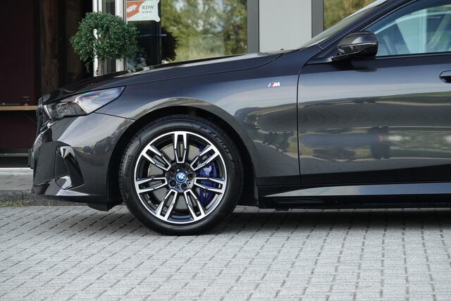 BMW i5 eDrive40 84 kWh | M Sport Pro | BTW | Leder | Black Pack | Iconic Glow Grile |