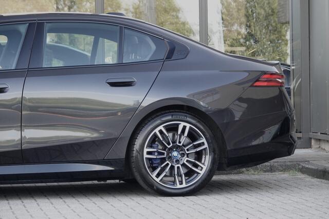 BMW i5 eDrive40 84 kWh | M Sport Pro | BTW | Leder | Black Pack | Iconic Glow Grile |