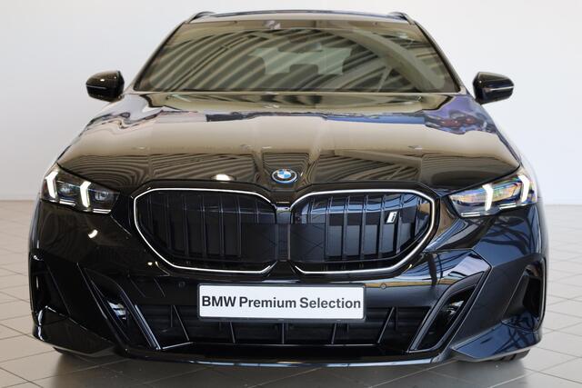 BMW i5 Touring eDrive40 | M Sport Pro | Panoramadak | Driving Assistant | Comfort Access | Trekhaak