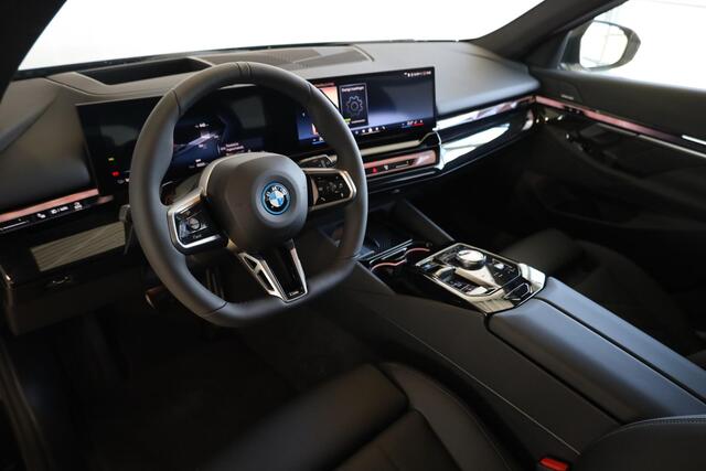 BMW i5 Touring eDrive40 | M Sport Pro | Panoramadak | Driving Assistant | Comfort Access | Trekhaak
