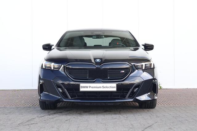 BMW i5 M60 xDrive 84 kWh | SoH 100% | M-Sportpakket Pro | Bowers & Wilkins | Panorama Dak | Driving Assistant Professional | 21" LMV - Stoelventilatie |
