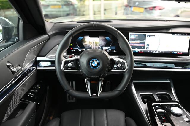 BMW i7 eDrive50 High Executive M Sport / Panoramadak Sky Lounge / Massagefunctie / Active Steering / Soft Close / Stoelventilatie / Multifunctionele voorstoelen / Parking Assistant Professional / Driving Assistant Professional / Live Cockpit Professional