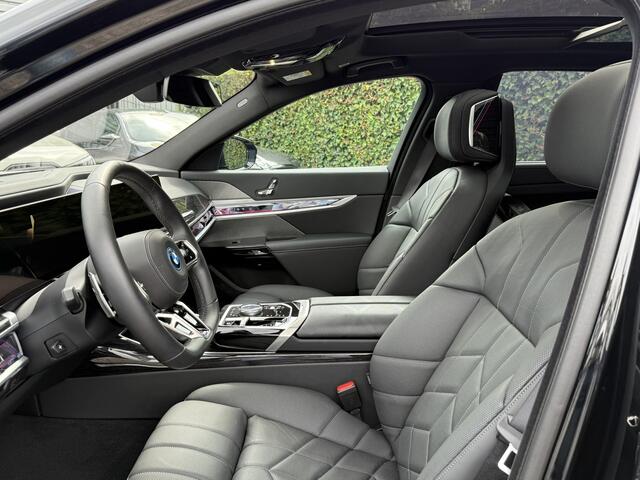 BMW i7 eDrive50 | 21" | M-Sport Pro | TV achter | Exe Loung | 4x Stoelverw. - ventilatie - massage | Iconic glow | Act. Steering