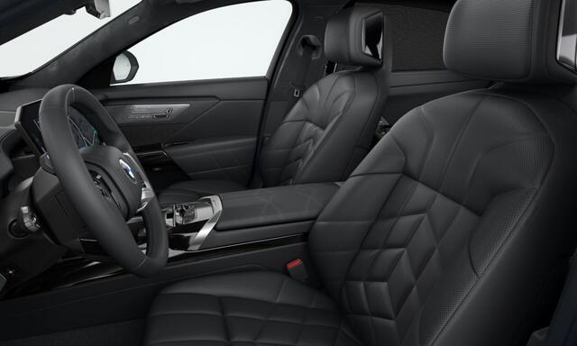 BMW i7 50 xDrive | NW Model | Leverbaar 08-2026 | Two-Tone | M-Sport Pro | 22'' | B&W | Theatre Screen | Massage + vent. voor/achter | Krist. Koplamp | Elek. portier. | Park. Prof. | Highway Ass. | Trekhaak | Gelaagd glas