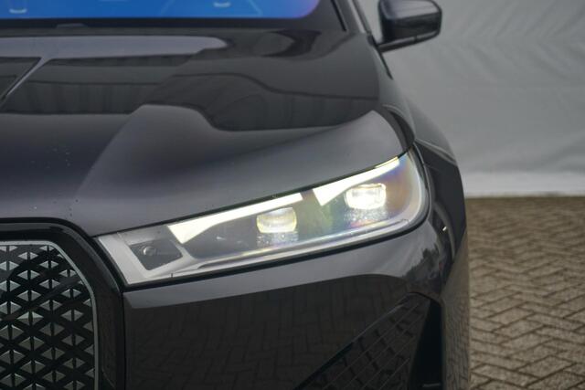 BMW iX xDrive40 Sportpakket 22'' / Panoramadak / Harman Kardon / Trekhaak