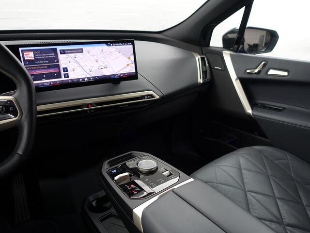 BMW iX xDrive40 M Sport Plus 77 kWh- Stoelmassage, Harman Kardon, 360 Camera, Head Up, Memory Seats, Sfeerverlichting