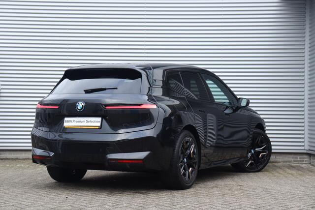 BMW iX xDrive40 | High Executive | Sportpakket | Business Edition Plus | Driving Assistant Prof. | Parking Assistant Prof. | Trekhaak | Harman Kardon | Comfort Access | Warmte Comfort Pakket | Sky Lounge | 22''LMV