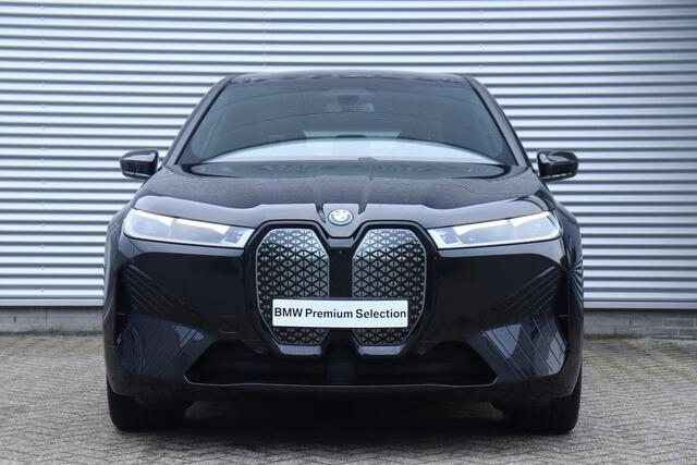 BMW iX xDrive40 | High Executive | Sportpakket | Business Edition Plus | Driving Assistant Prof. | Parking Assistant Prof. | Trekhaak | Harman Kardon | Comfort Access | Warmte Comfort Pakket | Sky Lounge | 22''LMV
