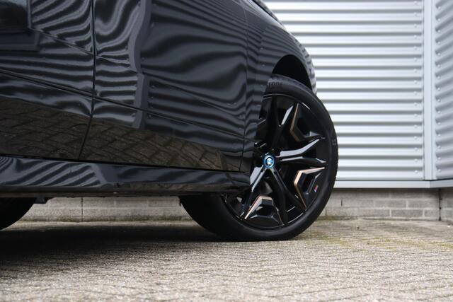 BMW iX xDrive40 | High Executive | Sportpakket | Business Edition Plus | Driving Assistant Prof. | Parking Assistant Prof. | Trekhaak | Harman Kardon | Comfort Access | Warmte Comfort Pakket | Sky Lounge | 22''LMV