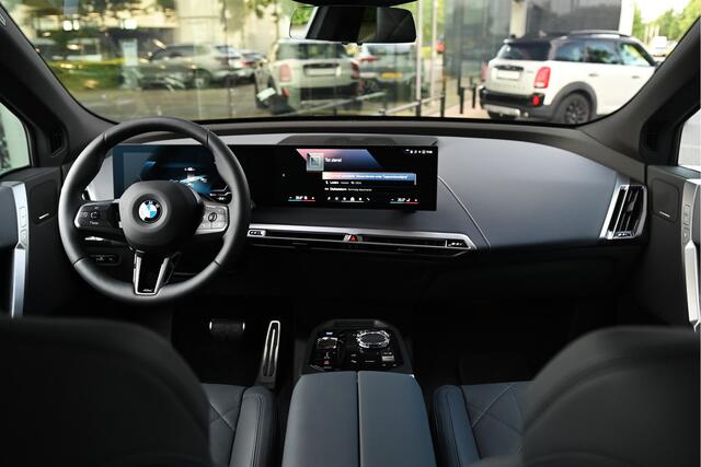 BMW iX xDrive45 M Sport / Panoramadak Sky Lounge / Trekhaak / Parking Assistant Professional / Soft-Close / M Multifunctionele Stoelen / Active Steering