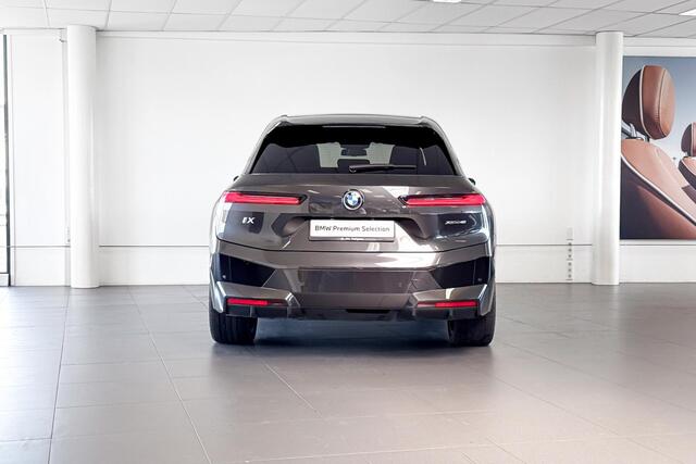 BMW iX xDrive40 High Executive 77 kWh | M Sport | Sky Lounge | Stoelventilatie | Harman Kardon | Trekhaak |