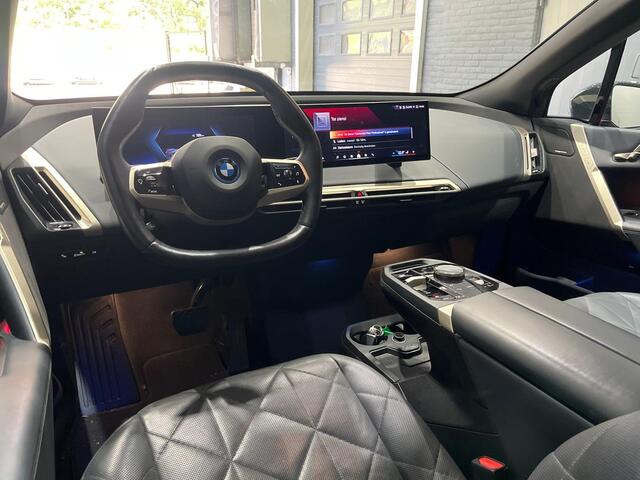 BMW iX xDrive40 Business Edition Plus 77 kWh | Panoramadak | Massage+Ventilatie | 360 Camera | Head-Up | Harman/Kardon | 21 Inch