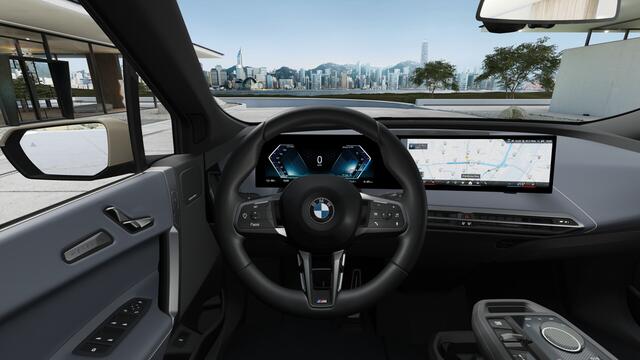BMW iX xDrive45 M Sport / Panoramadak Sky Lounge / Trekhaak / M Multifunctionele Stoelen / Parking Assistant Professional / Soft-Close / Active Steering