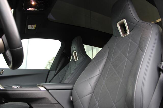 BMW iX xDrive50 Executive / Sportpakket / Panoramadak Sky Lounge / Trekhaak / Laserlight / Active Steering / Soft-Close / Parking Assistant Plus