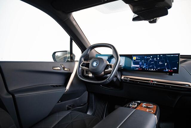 BMW iX xDrive40 Business Edition Plus 77 kWh Sportpakket - Trekhaak - Panoramadak - Multifunctionele stoelen - Warmte Comfortpakket Voor/Achter - Bowers & Wilkins - Parking/Driving Professional - Soft Close -