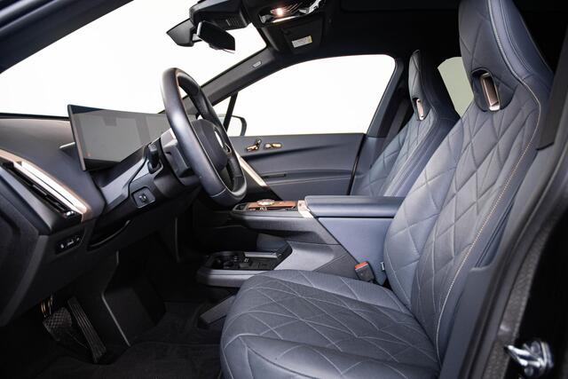 BMW iX xDrive40 Business Edition Plus 77 kWh Sportpakket - Trekhaak - Panoramadak - Multifunctionele stoelen - Warmte Comfortpakket Voor/Achter - Bowers & Wilkins - Parking/Driving Professional - Soft Close -