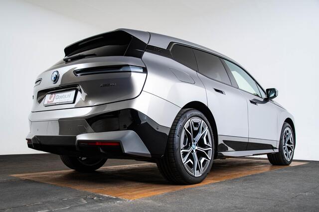 BMW iX xDrive40 Business Edition Plus 77 kWh Sportpakket - Trekhaak - Panoramadak - Multifunctionele stoelen - Warmte Comfortpakket Voor/Achter - Bowers & Wilkins - Parking/Driving Professional - Soft Close -