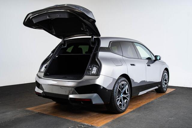BMW iX xDrive40 Business Edition Plus 77 kWh Sportpakket - Trekhaak - Panoramadak - Multifunctionele stoelen - Warmte Comfortpakket Voor/Achter - Bowers & Wilkins - Parking/Driving Professional - Soft Close -