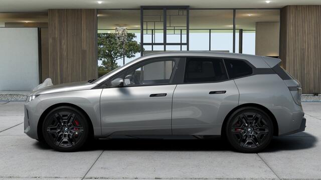 BMW iX xDrive45 M Sport / Panoramadak Sky Lounge / Trekhaak / M Multifunctionele Stoelen / Soft-Close / Parking Assistant Professional / Active Steering