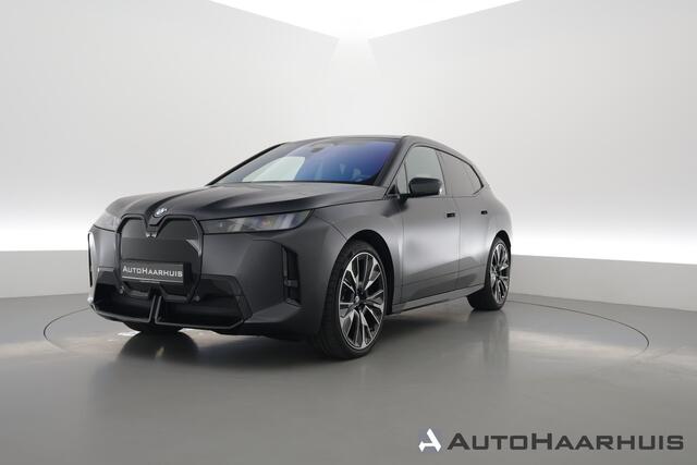 BMW iX xDrive45 101 kWh M Sport Pro | Pano+Sfeerv. | Frozen Deep Grey | Active Steering | Shadow Line | 23'' | Iconic Glow | Luchtvering | Elek. Trekhaak | Harman Kardon | Innovation pakket | Comfort Pakket | V