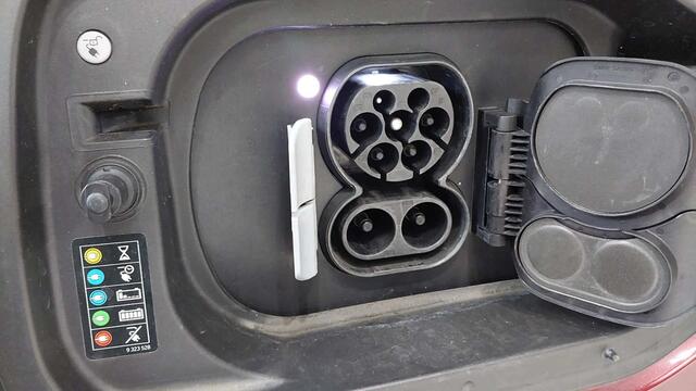 BMW iX xDrive40 77 kWh | Driving Assistant Professional | Panorama Skylounge | Sportpakket | Trekhaak Wordt verwacht