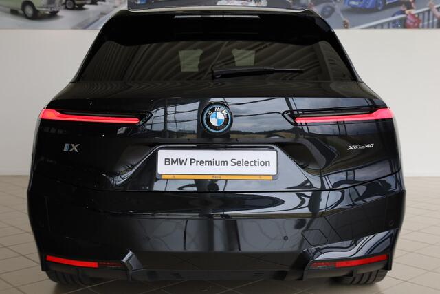 BMW iX xDrive40 | Sportpakket | Panoramadak | Trekhaak elektr. | Luchtvering